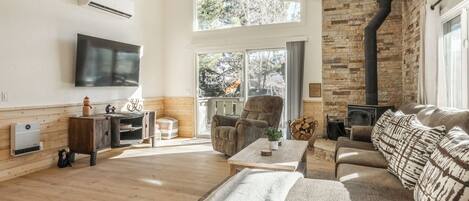 تلفزيون ذكي، مدفأة، كُتُب