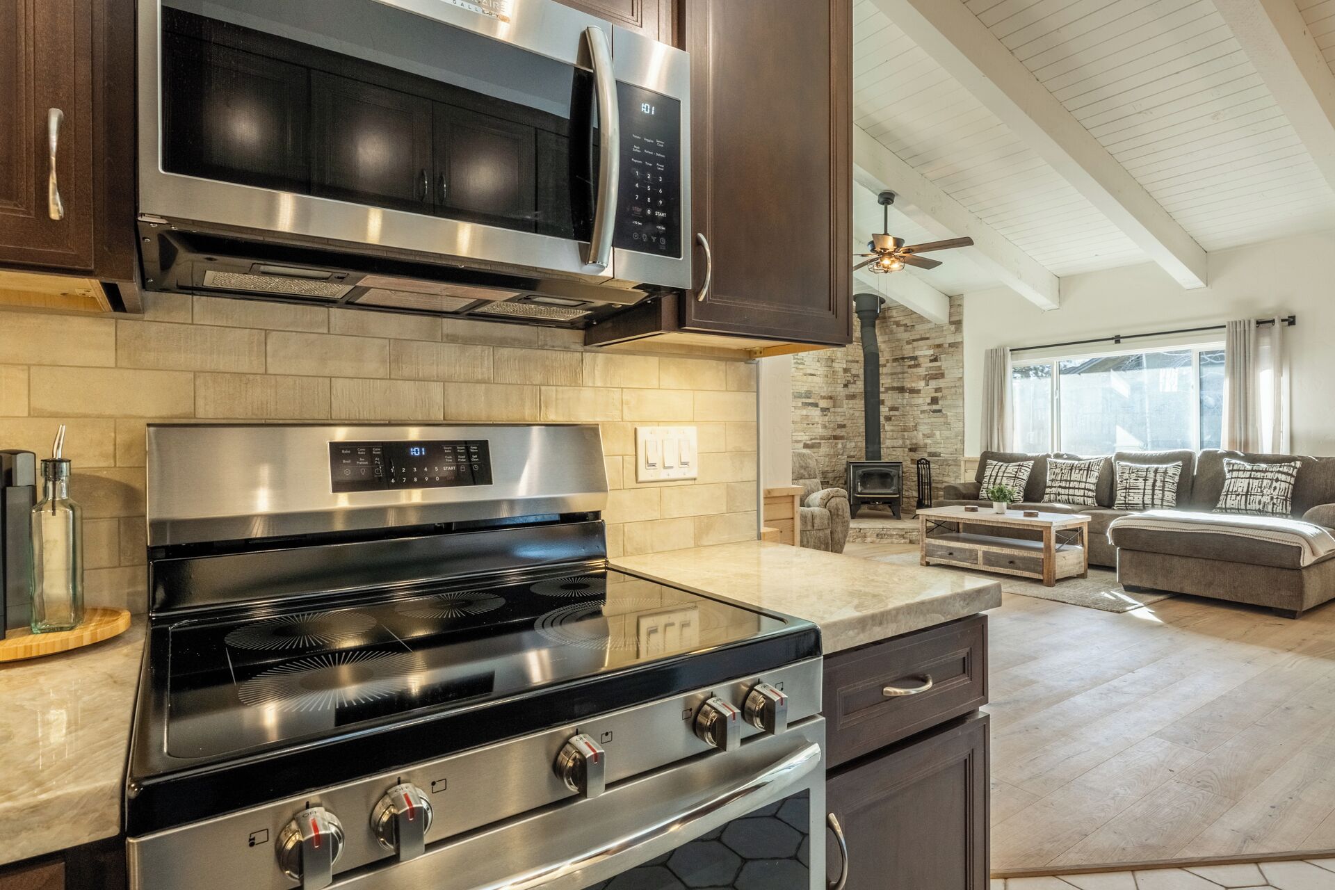 Refrigerador, microondas, horno y parrilla de estufa 