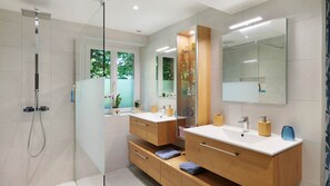Dusche, Haartrockner, Handtücher