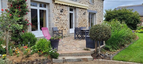 Outdoor dining - La Gandonnière Guest Room (Balazé)