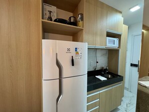 Wasserkocher mit Kaffee-/Teezubehör, Kühlschrank, Mikrowelle, Mixer