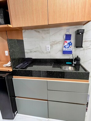 Basic Apartment | Private kitchen | Fridge, microwave, coffee/tea maker, blender - Waikiki Garden (Ipojuca)