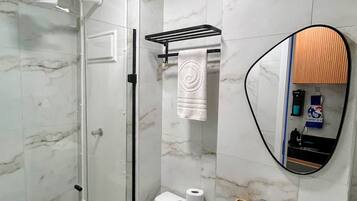 Eenvoudig appartement | Badkamer | Een douche, een haardroger, handdoeken