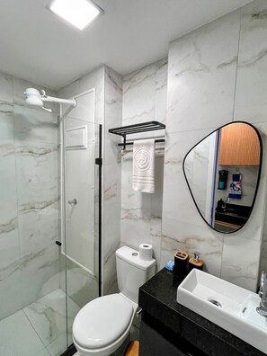 Basic Apartment | Bathroom | Shower, hair dryer, towels - Waikiki Garden (Ipojuca)