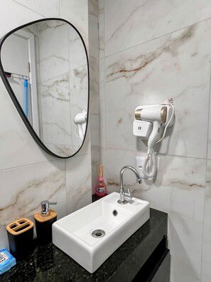 Basic Apartment | Bathroom | Shower, hair dryer, towels - Waikiki Garden (Ipojuca)