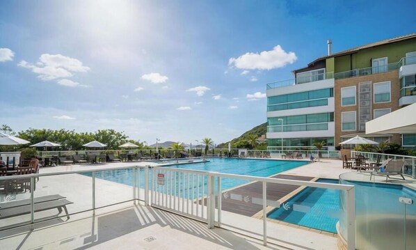 Outdoor pool - Apartments in Condo With Pool and Beachfront Floripa - ASR (Florianópolis)