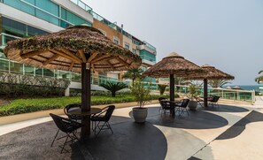 Outdoor dining - Apartments in Condo With Pool and Beachfront Floripa - ASR (Florianópolis)