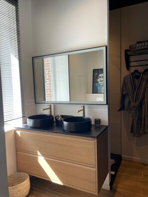 Sèche-cheveux, serviettes fournies, savon, papier toilette