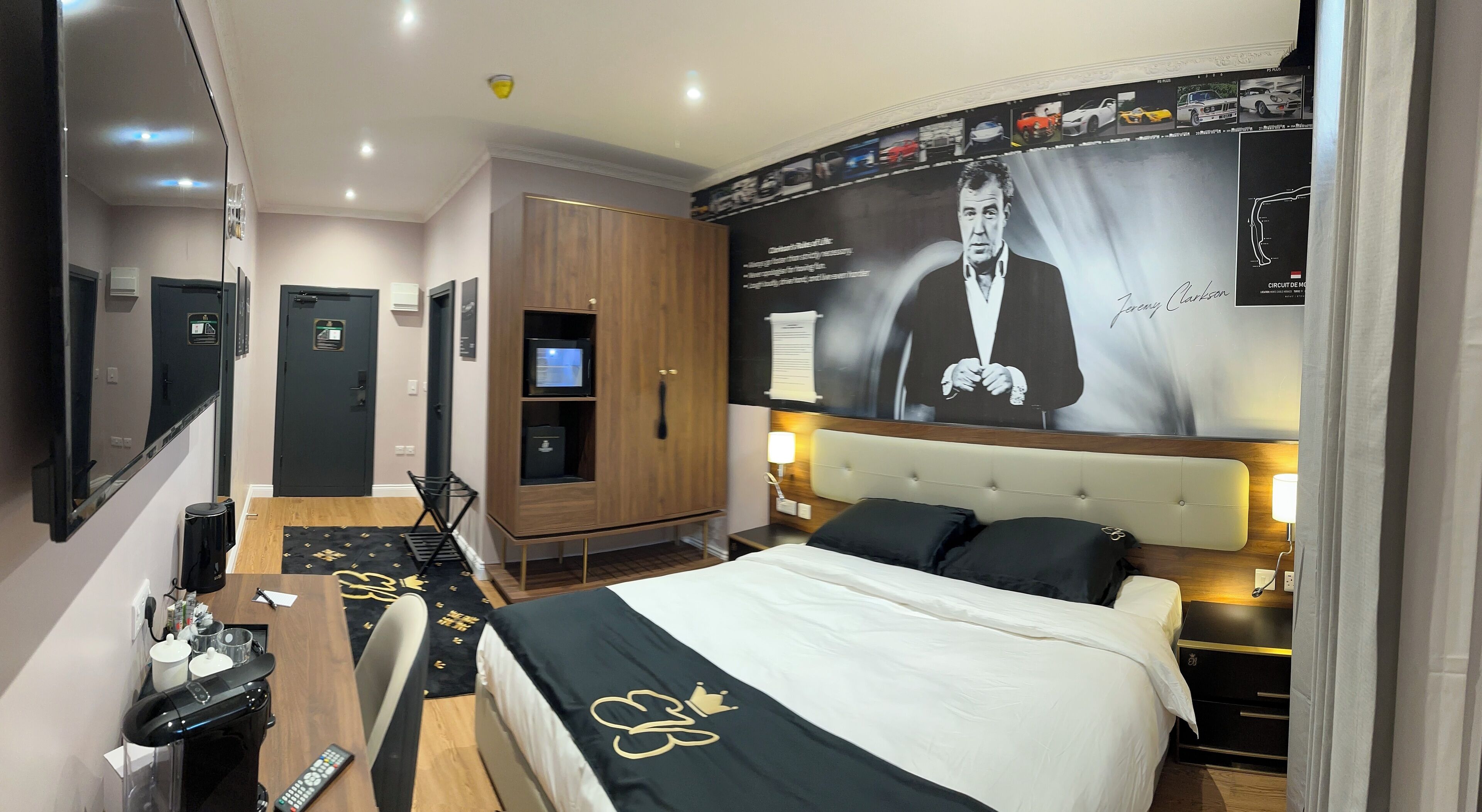 ห้องลักซ์ชัวรี่สวีท, เตียงคิงไซส์ 1 เตียง, ปลอดบุหรี่, วิวเมือง | ตู้นิรภัยในห้องพัก, ห้องพักตกแต่งอย่างมีเอกลักษณ์, โต๊ะทำงาน