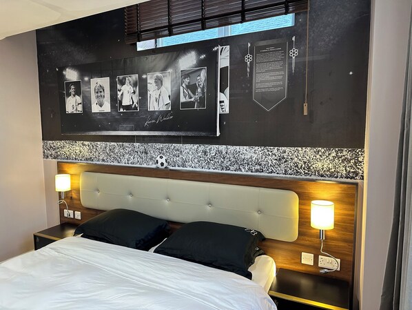 خزنة داخل الغرفة وبديكورات فريدة لكل غرفة ومكتب