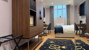 Luxury Suite, 1 King Bed, Non Smoking, Ensuite | In-room safe, desk, laptop workspace, blackout drapes - Empress Building (Mexborough)