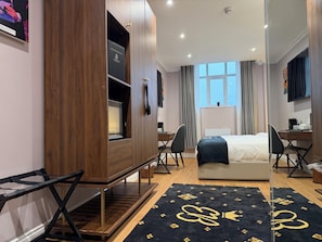 Suíte superluxo, 1 cama King, para não fumantes, vista para a cidade | Cofres nos quartos, individualmente decorados