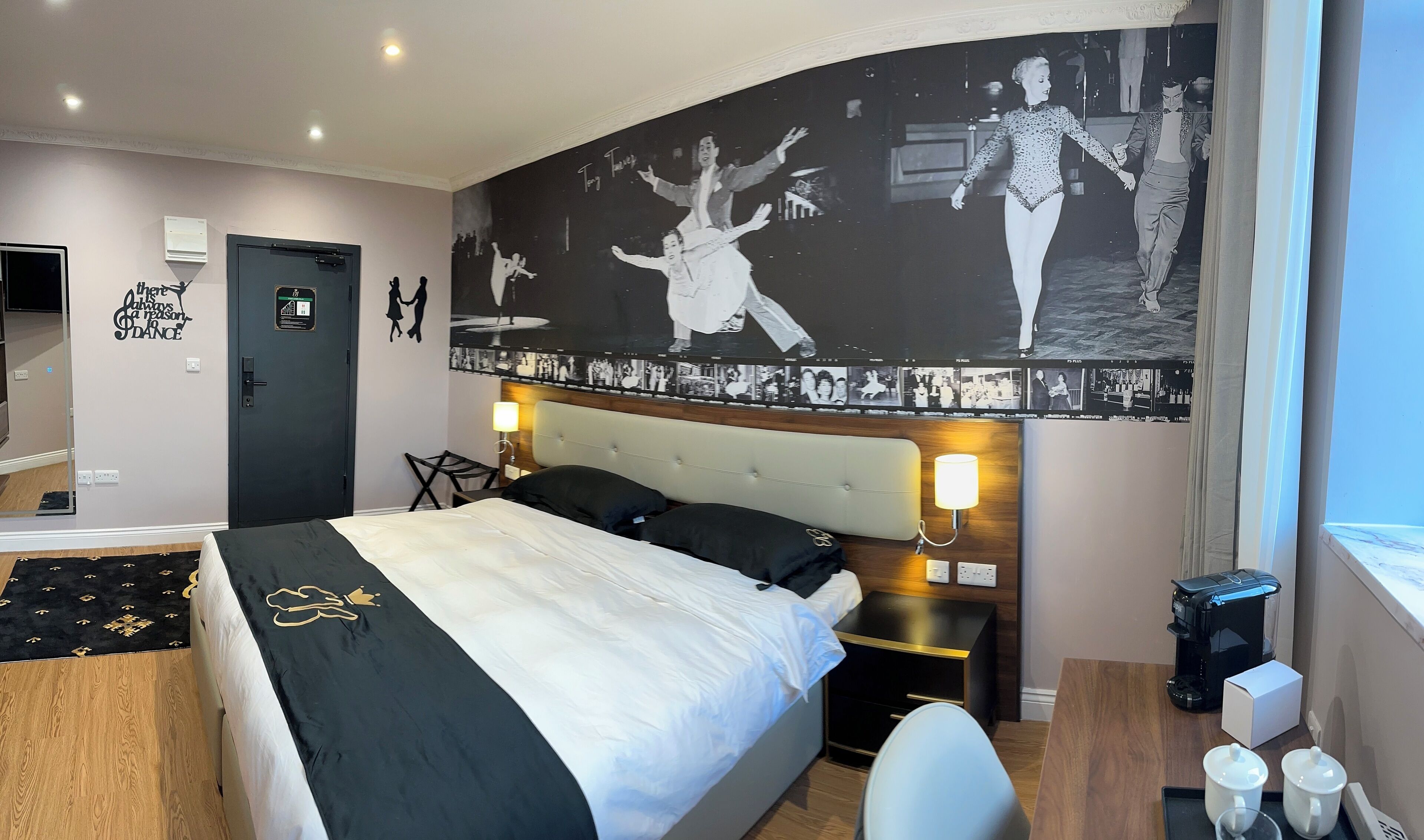 ห้องลักซ์ชัวรี่สวีท, เตียงคิงไซส์ 1 เตียง, ปลอดบุหรี่, ห้องน้ำในตัว | ตู้นิรภัยในห้องพัก, ห้องพ  ักตกแต่งอย่างมีเอกลักษณ์, โต๊ะทำงาน