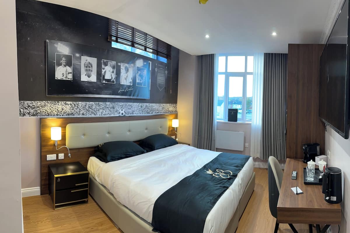 Luxury Suite, 1 King Bed, Non Smoking, Ensuite | In-room safe, individually decorated, individually furnished, desk