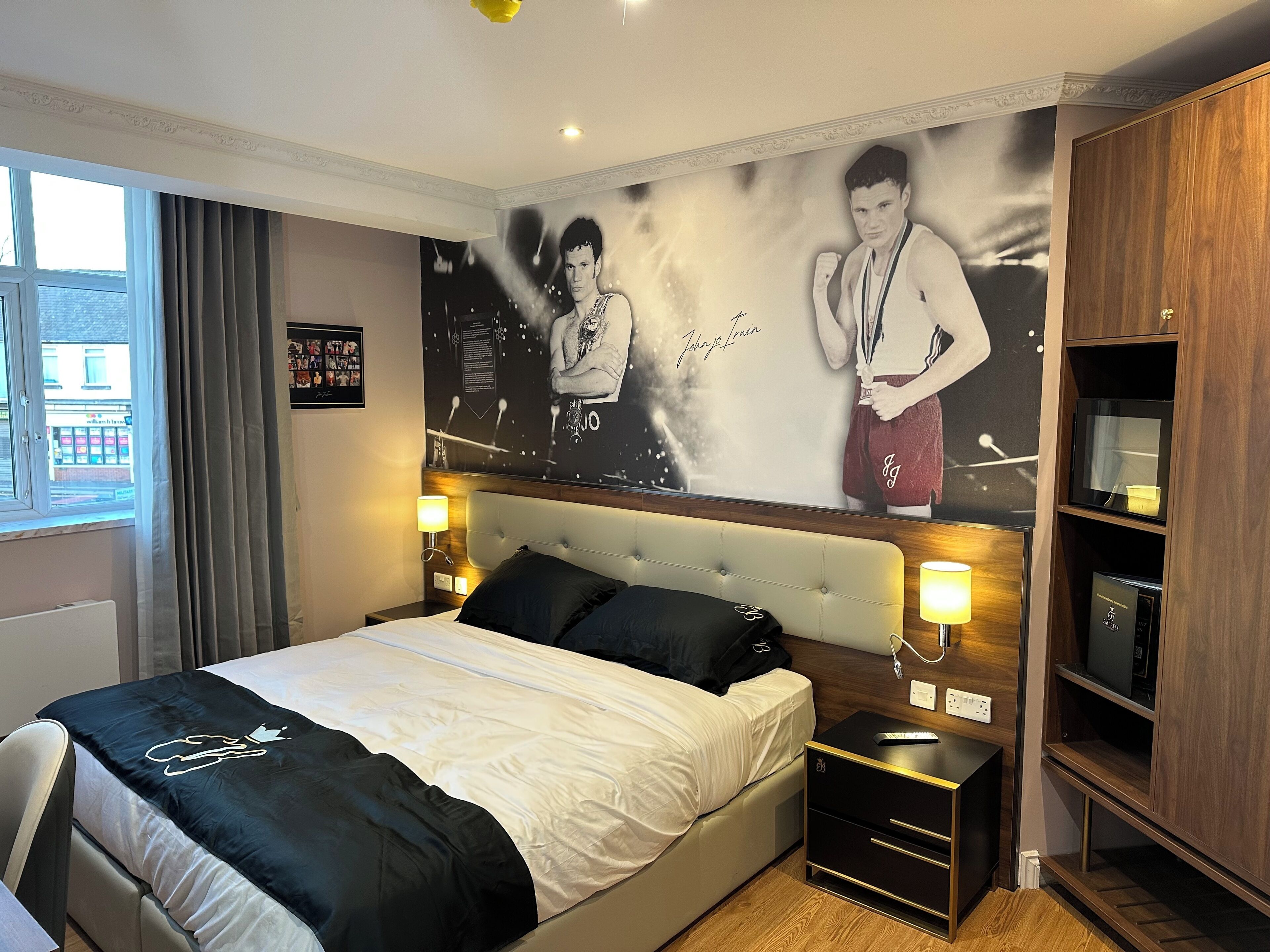 ห้องลักซ์ชัวรี่สวีท, เตียงคิงไซส์ 1 เตียง, ปลอดบุหรี่, ห้องน้ำในตัว | ตู้นิรภัยในห้องพัก, ห้องพักตกแต่งอย่างมีเอกลักษณ์, โต๊ะทำงาน