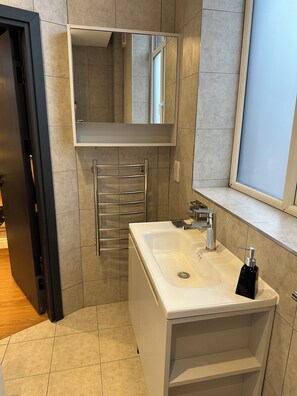 تجهيزات دش، مستلزمات مجانية للعناية الشخصية، مناشف، صابون