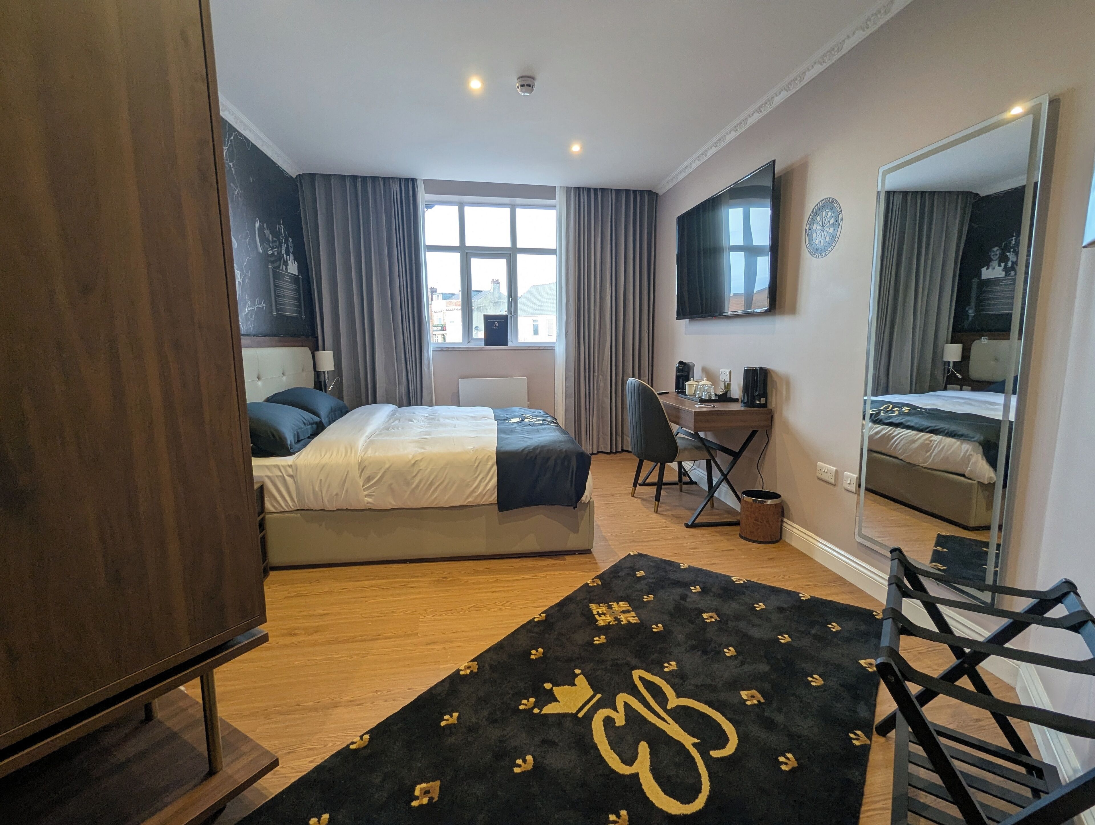 럭셔리 스위트, 킹사이즈침대 1개, 금연, 앙스위트 | 객실 내 금고, 각각 다른 스타일의 인테리어, 각각 다르게 가구 비치, 책상