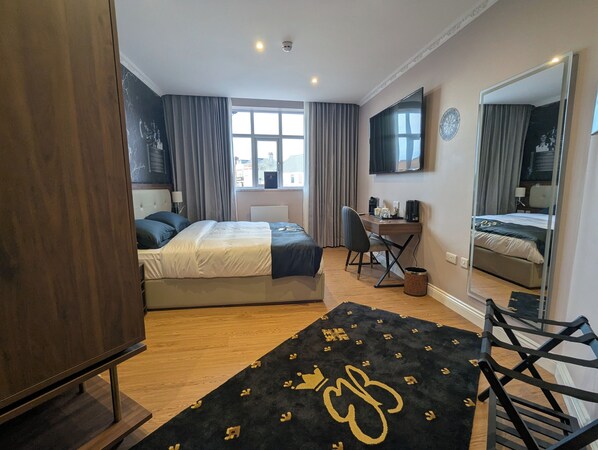 Luxury Suite, 1 King Bed, Non Smoking, Ensuite | In-room safe, individually decorated, individually furnished, desk - Empress Building (Mexborough)