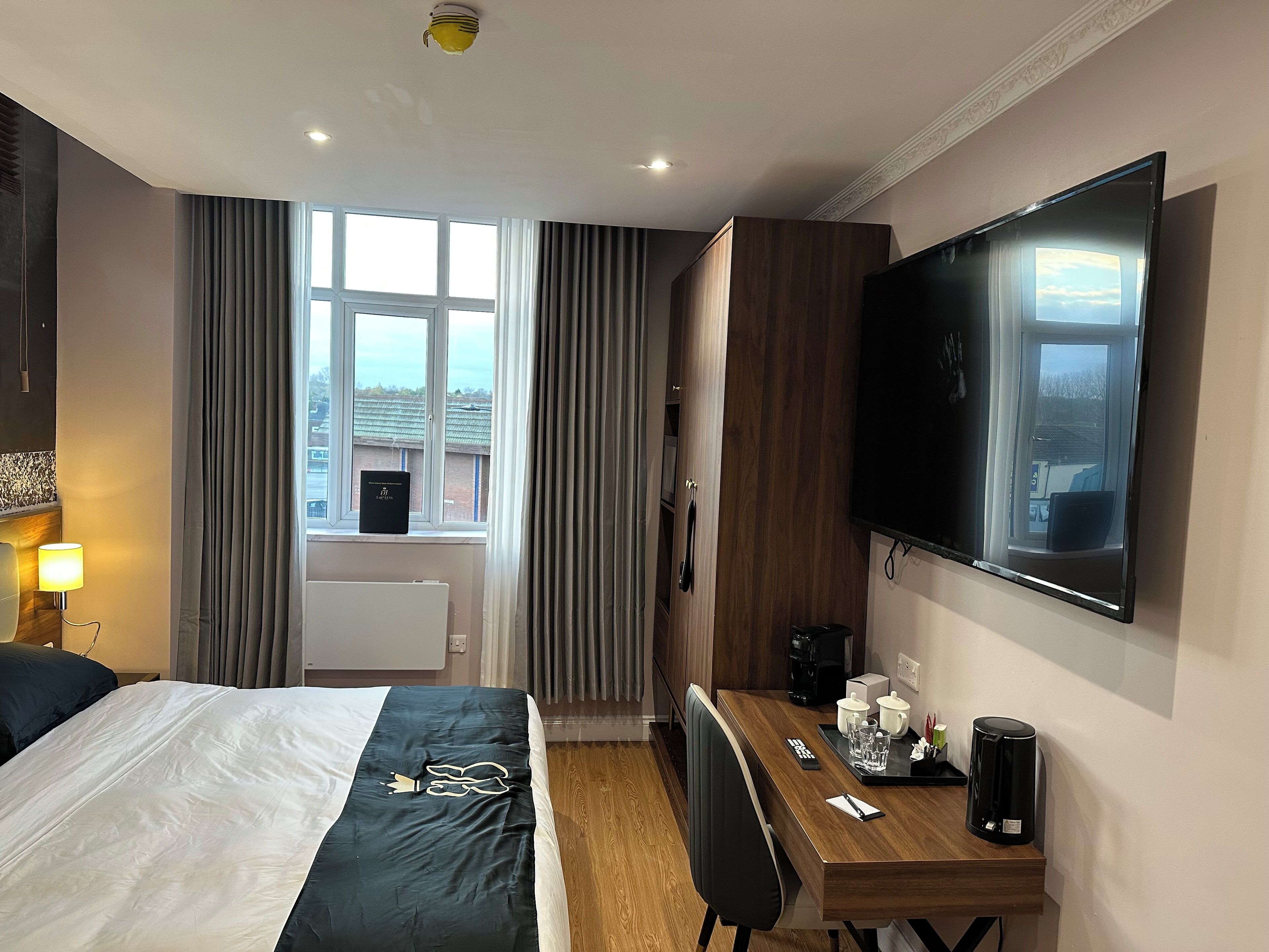 ห้องลักซ์ชัวรี่สวีท, เตียงคิงไซส์ 1 เตียง, ปลอดบุหรี่, ห้องน้ำในตัว | ตู้นิรภัยในห้องพัก, ห้องพักตกแต่งอย่างมีเอกลักษณ์, โต๊ะทำงาน