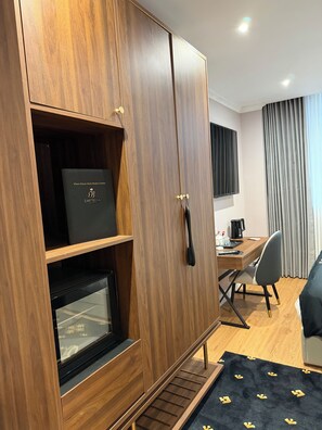 Suíte superluxo, 1 cama King, suíte, vista para a cidade | Cofres nos quartos, individualmente decorados