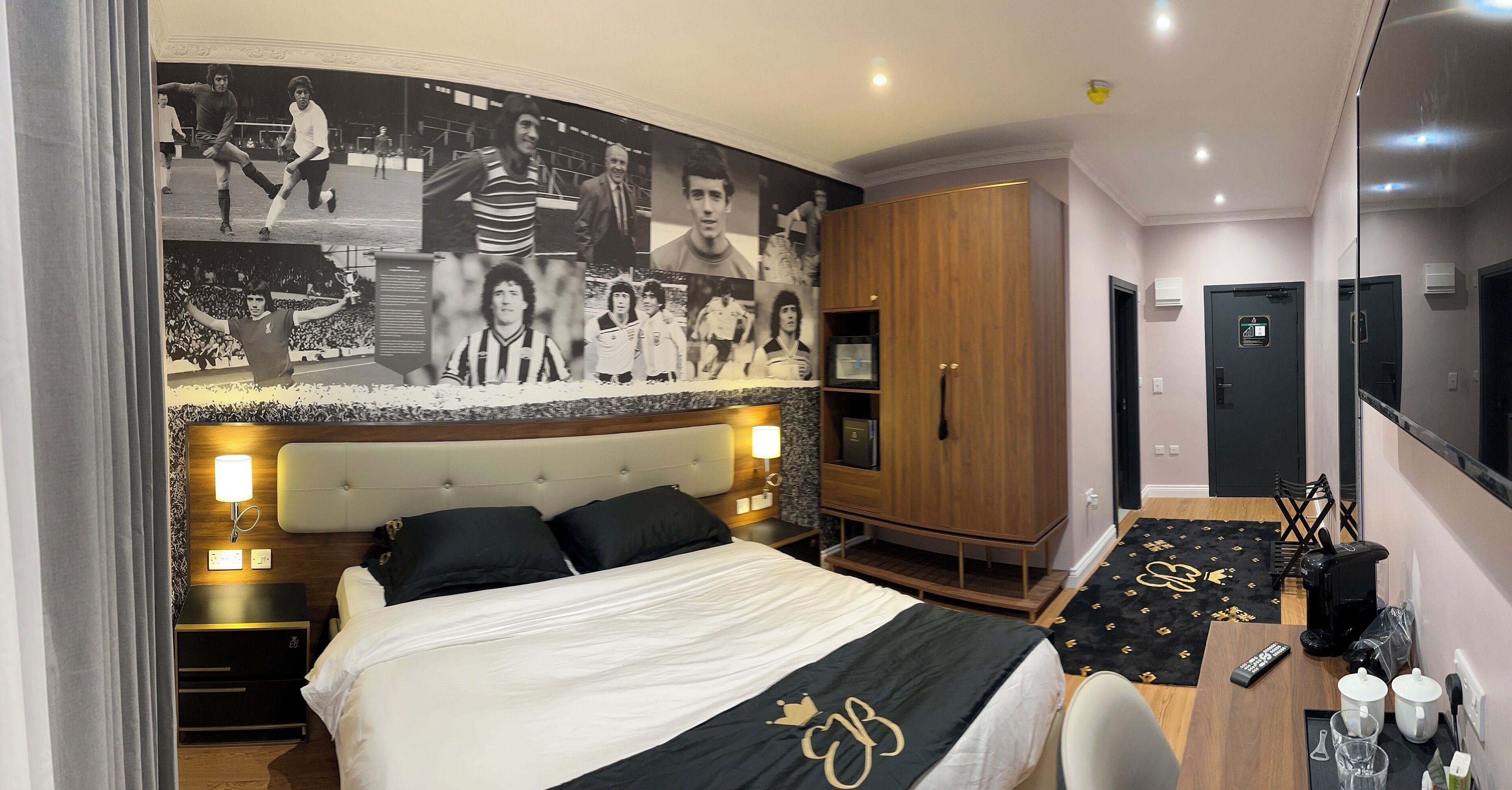 ห้องลักซ์ชัวรี่สวีท, เตียงคิงไซส์ 1 เตียง, ปลอดบุหรี่, วิวเมือง | ตู้นิรภัยในห้องพัก, ห้องพักตกแต่งอย่างมีเอกลักษณ์, โต๊ะทำงาน