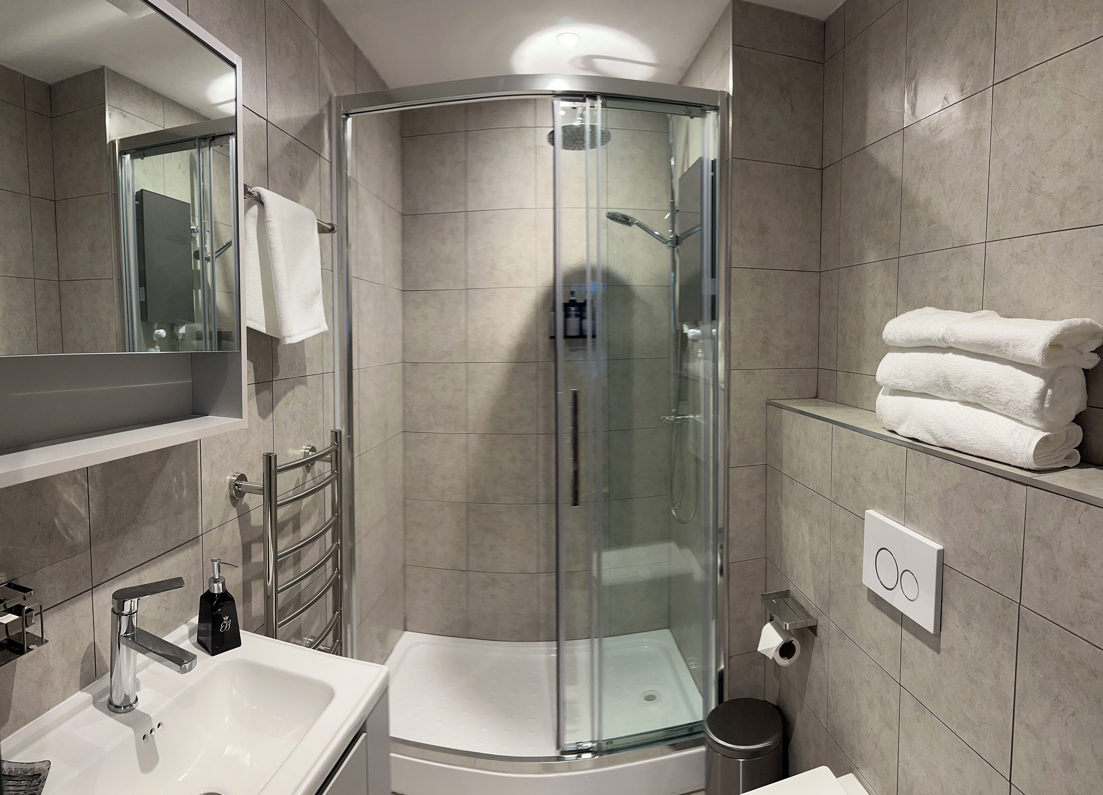 シャワー付き浴槽、タオル、石鹸、シャンプー