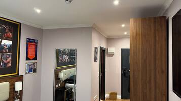 Suíte superluxo, 1 cama King, suíte, vista para a cidade | Cofres nos quartos, individualmente decorados, escrivaninha