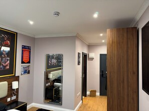 خزنة داخل الغرفة وبديكورات فريدة لكل غرفة ومكتب