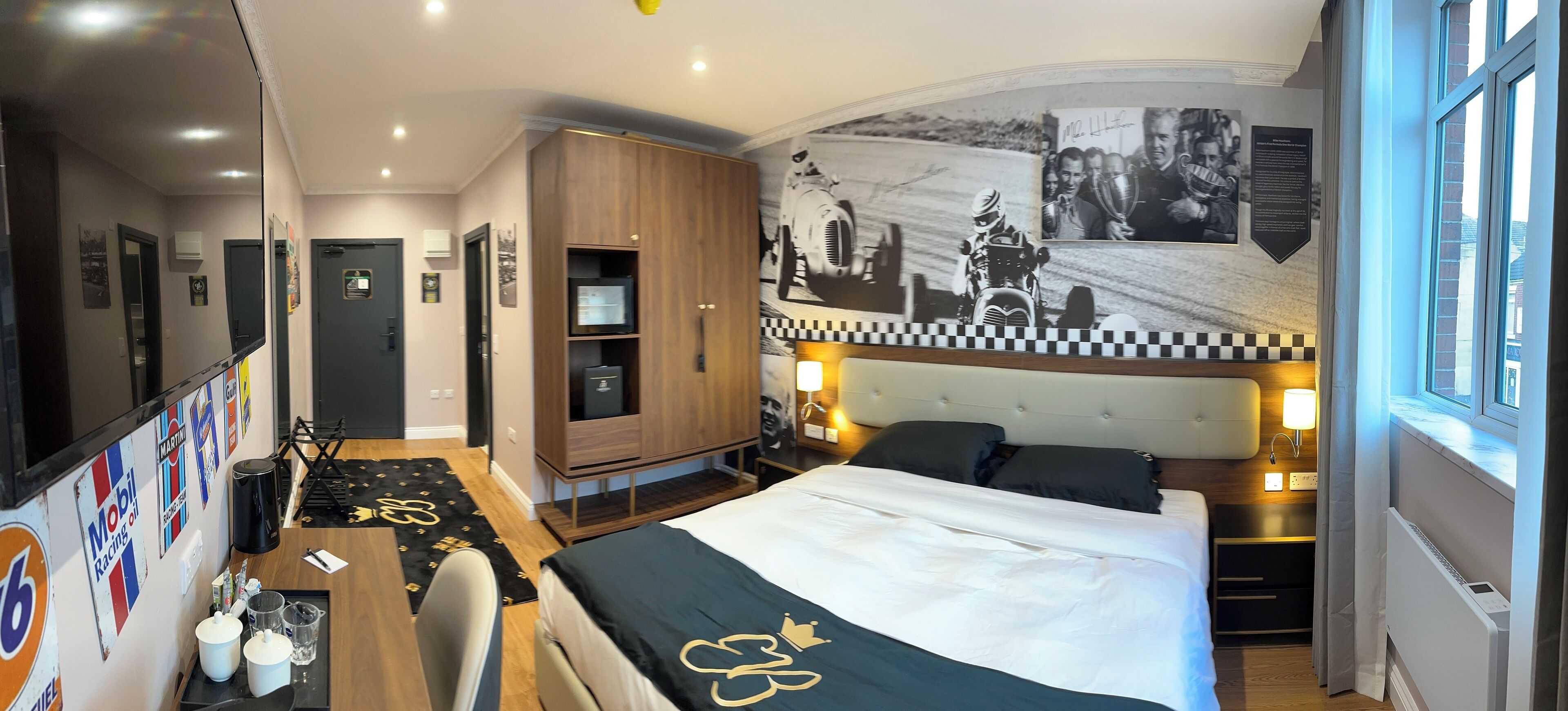 ห้องลักซ์ชัวรี่สวีท, เตียงคิงไซส์ 1 เตียง, ปลอดบุหรี่, วิวเมือง | ตู้นิรภัยในห้องพัก, ห้องพักตกแต่งอย่างมีเอกลักษณ์, โต๊ะทำงาน