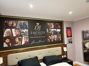 خزنة داخل الغرفة وبديكورات فريدة لكل غرفة ومكتب