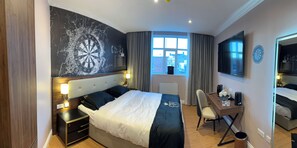 ห้องลักซ์ชัวรี่สวีท, เตียงคิงไซส์ 1 เตียง, ปลอดบุหรี่, ห้องน้ำในตัว | ตู้นิรภัยในห้องพัก, ห้องพักตกแต่งอย่างมีเอกลักษณ์, โต๊ะทำงาน