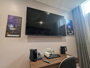 Suite de lujo, 1 cama King size, para no fumadores, vista a la ciudad | Caja de seguridad en la habitación y decoración personalizada 