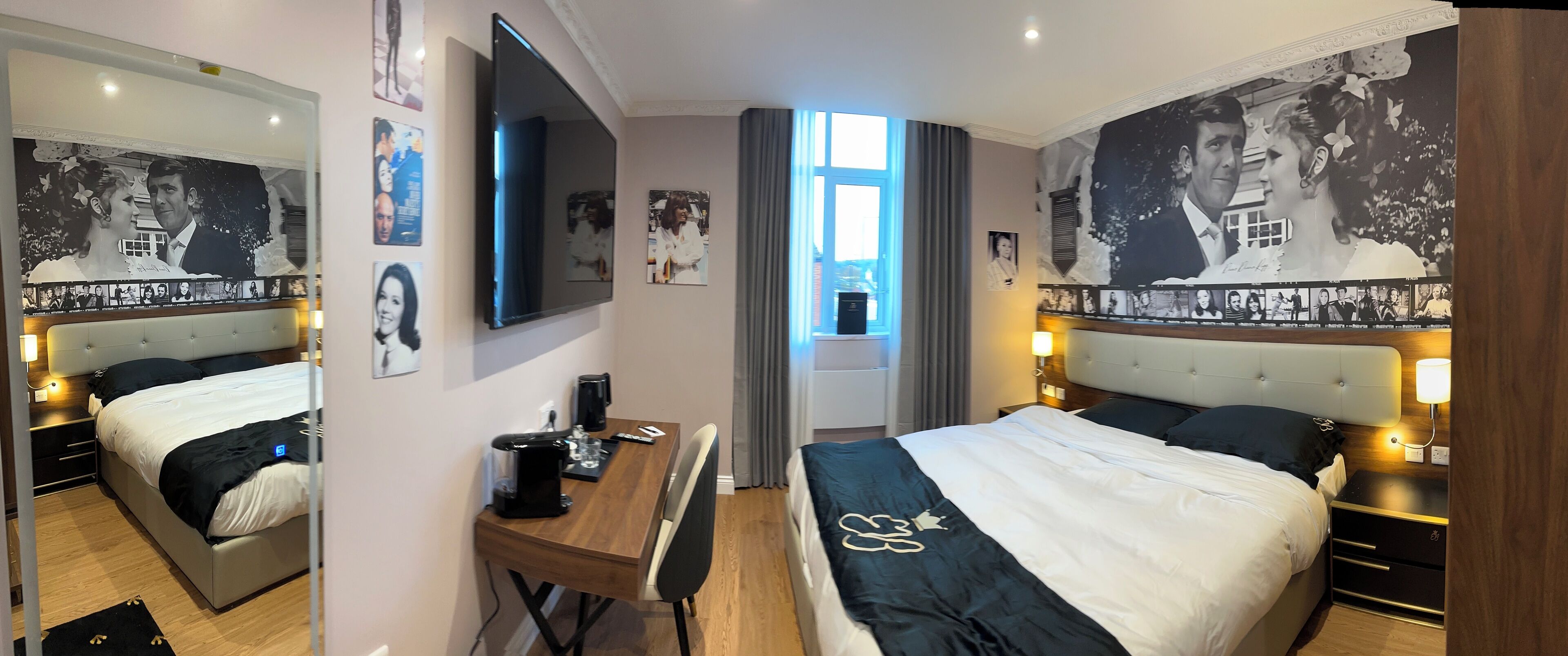 ห้องลักซ์ชัวรี่สวีท, เตียงคิงไซส์ 1 เตียง, ปลอดบุหรี่, วิวเมือง | ตู้นิรภัยในห้องพัก, ห้องพักตกแต่งอย่างมีเอกลักษณ์, โต๊ะทำงาน