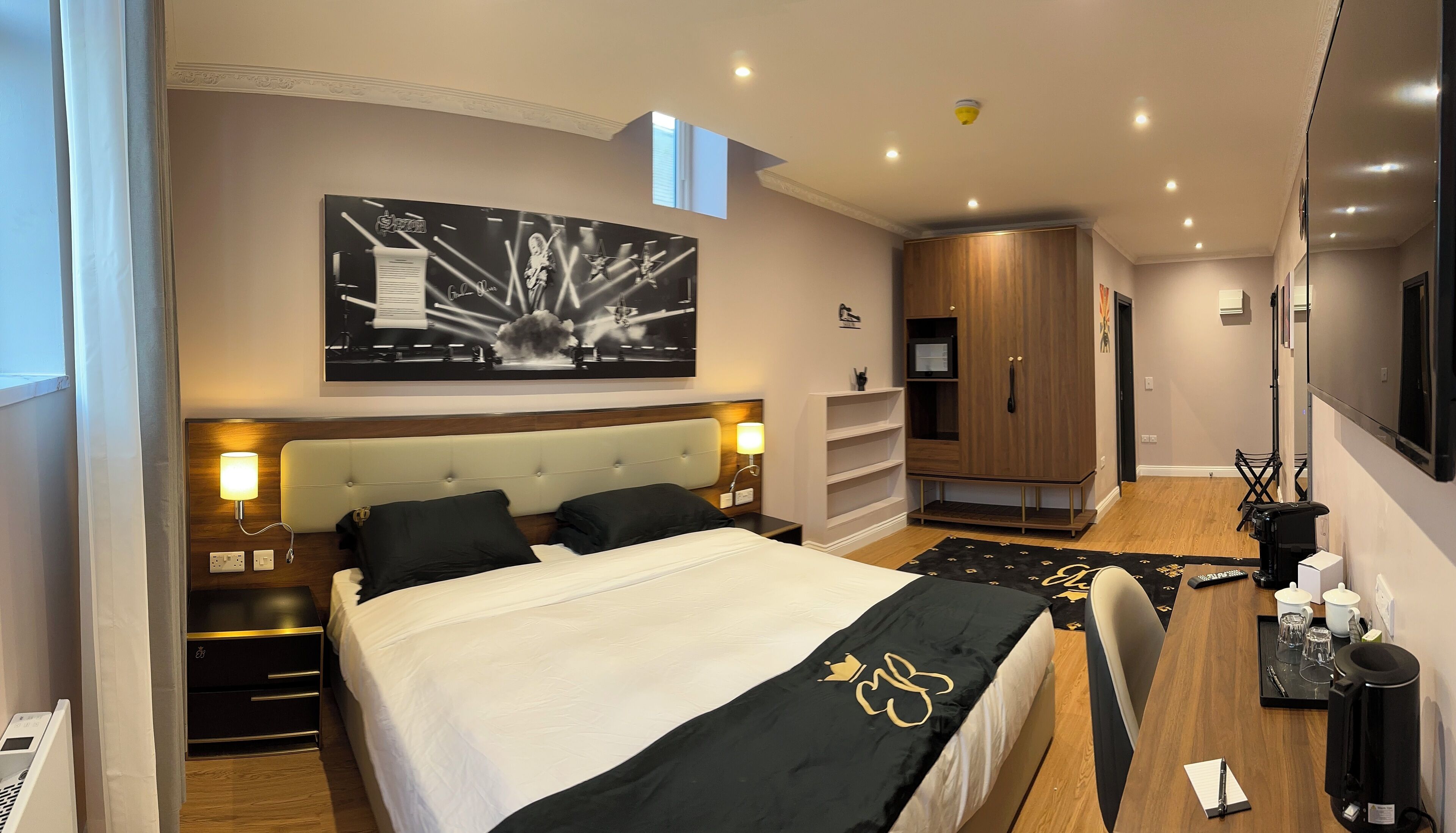 ห้องลักซ์ชัวรี่สวีท, เตียงคิงไซส์ 1 เตียง, ปลอดบุหรี่, วิวเมือง | ตู้นิรภัยในห้องพัก, ห้องพักตกแต่งอย่างมีเอกลักษณ์, โต๊ะทำงาน