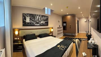 Suite de lujo, 1 cama de matrimonio grande, no fumadores, vistas a la ciudad | Caja fuerte, decoración individual, escritorio