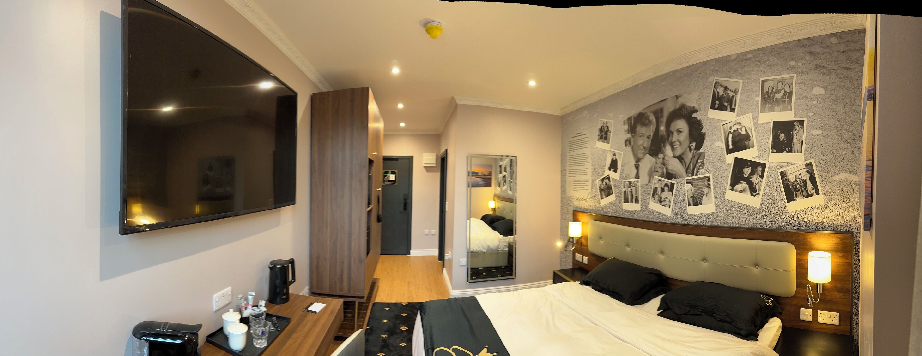 ห้องลักซ์ชัวรี่สวีท, เตียงคิงไซส์ 1 เตียง, ปลอดบุหรี่, วิวเมือง | ตู้นิรภัยในห้องพัก, ห้องพักตกแต่งอย่างมีเอกลักษณ์, โต๊ะทำงาน