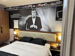 Luxury Suite, 1 King Bed, Non Smoking, Ensuite | In-room safe, individually decorated, individually furnished, desk - Empress Building (Mexborough)