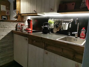 Kühlschrank, Mikrowelle, Herdplatte, Geschirrspüler