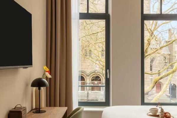 Caja de seguridad en la habitación, escritorio y cortinas blackout