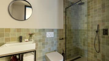 Secadora de cabello, toallas, jabón, shampoo