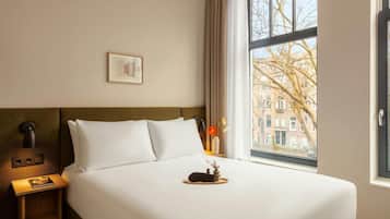 Quarto casal conforto, 1 cama Queen | Cofres nos quartos, escrivaninha, cortinas blackout, Wi-Fi de cortesia