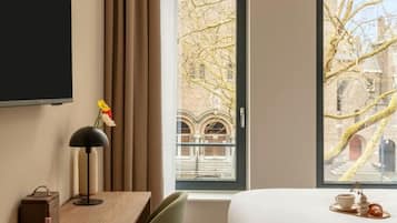 Deluxe tweepersoonskamer, 1 kingsize bed | Een kluis op de kamer, een bureau, verduisterende gordijnen, gratis wifi