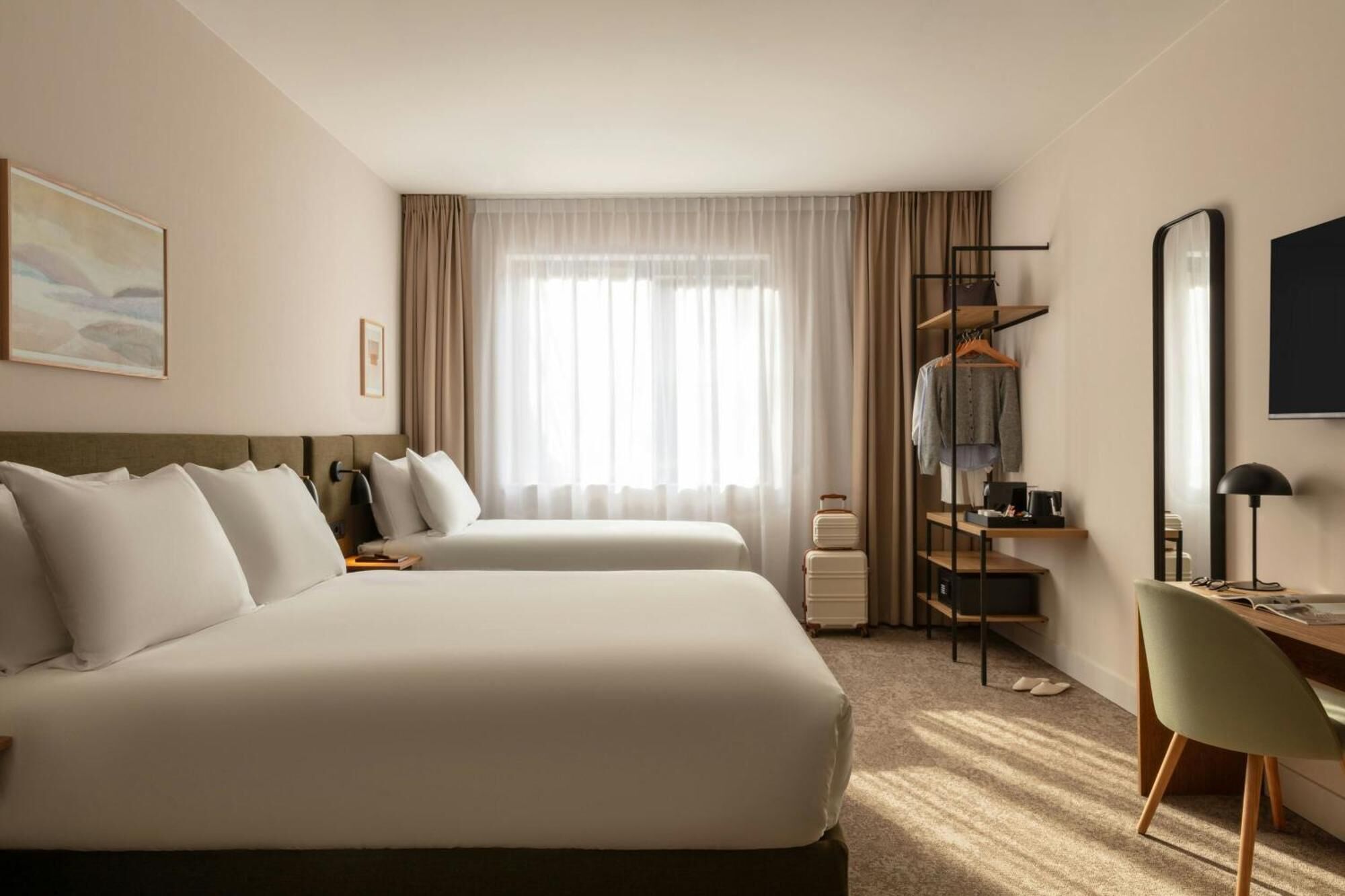 Deluxe Triple Room | In-room safe, desk, blackout drapes, free WiFi