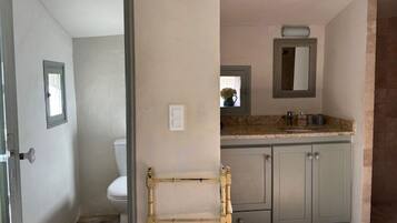 Douche, sèche-cheveux, serviettes fournies, savon