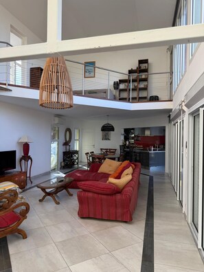 TV - Luxury Family Villa for 6 with Private Pool & Ocean View (Petite-Île)