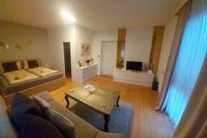 Living area - Apartment 'Golden Base' with Mountain View, Wi-Fi and Air Conditioning (Villach)