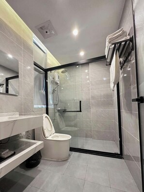 Hair dryer, towels, shampoo, toilet paper - YouZi Hotel (Phnom Penh)