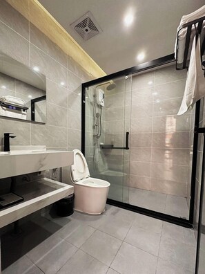 Superior Double Room, 1 King Bed | Bathroom | Hair dryer, towels, shampoo, toilet paper - YouZi Hotel (Phnom Penh)