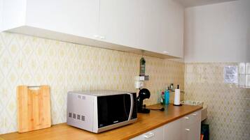 Frigorifero, microonde, piano cottura, bollitore elettrico