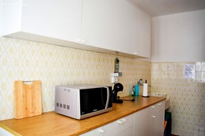 Refrigerador, microondas, tostadora y periquera 